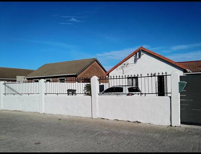 4 BEDROOM HOUSE FOR SALE IN MALIBU VILLAGE
